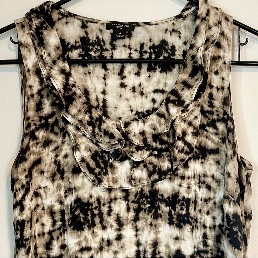 Ann Taylor Patterned Silk Sleeveless Ruffle Neck Top - Size: 4 - Picture 4 of 5
